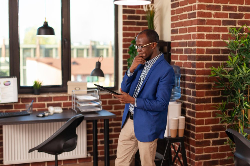 In this guide, you will learn the key differences between franchising vs starting your own business, the pros and cons of each, which option is more profitable in 2026, and how to decide which one is the best fit for you.