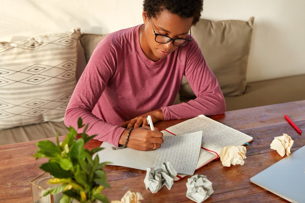 Learning calligraphy and hand lettering has never been more accessible. You do not need to attend an expensive physical class or buy a large collection of art supplies before you can start. With the right online resources, a beginner can learn the basics, practise different lettering styles and gradually develop the skills needed to create beautiful work.